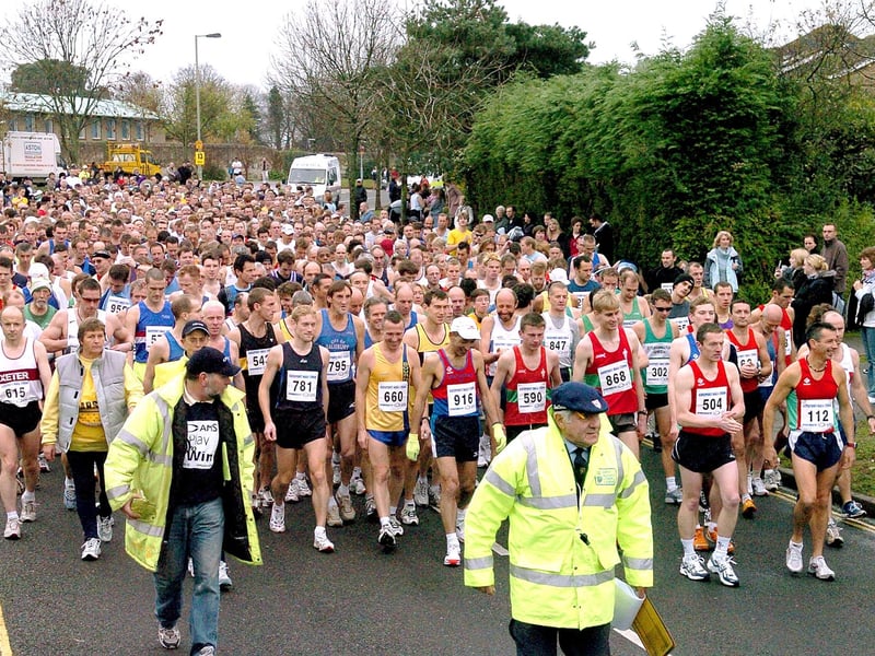 21st November 2004. The start of the AMS 18th Gosport Half Marathon event in Gomer Lane, Gosport. Picture: Michael Scaddan. (045712-0011)