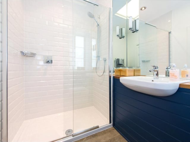 Shower room 1.