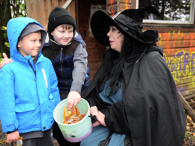 Swithens is a firm favourite for anyone wanting a complete Halloween day out rather than a quick pick. Families flock here for the spooky tractor rides, haunted woods trail, indoor play barn, and on-site carving area - meaning all the messy pumpkin seeds stay firmly at the farm. 🎃 Swithen’s Lane, Rothwell, Leeds LS26 0BT