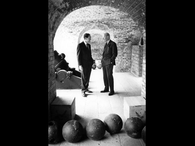 Duke of Wellington and Earl Nelson visit Fort Nelson in September 1990. The News PP4680