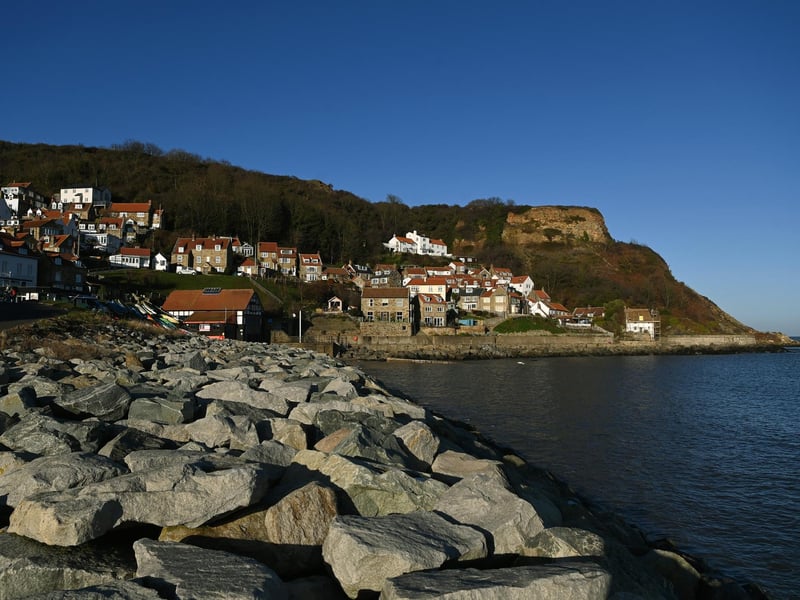 Widely considered one of the prettiest spots on the coast, featuring red-roofed cottages clinging to the cliffs. The bay is relatively sheltered, making it a favourite for winter fossil hunters and cliff-top hikers on the Cleveland Way. 🕒 ~1 hour 35 mins