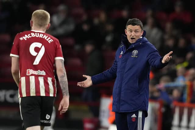 Sheffield United manager Paul Heckingbottom and Oli McBurnie during the meeting with Queens Park Rangers: Andrew Yates / Sportimage