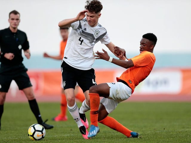 Chelsea have jumped ahead of London rivals Arsenal and Tottenham in the chase to sign Feyenoord wonderkid Lamare Bogarde. (Football Insider)