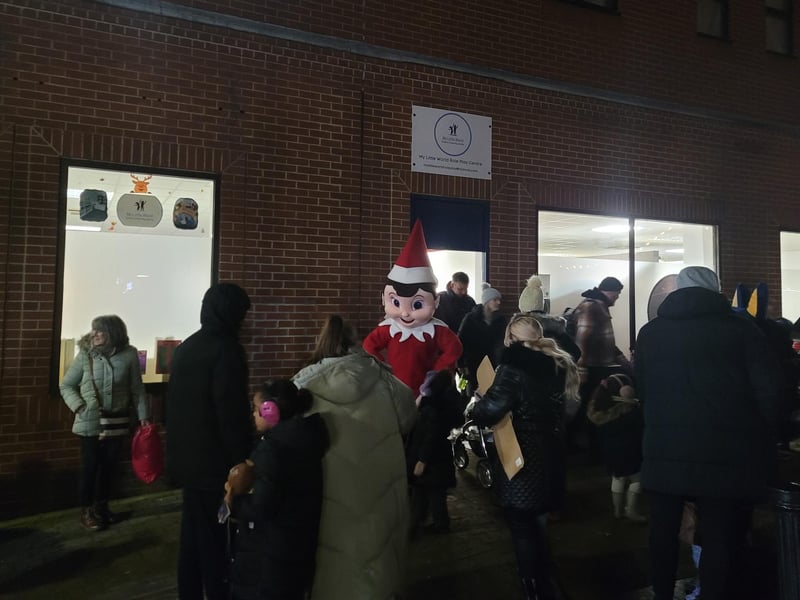 An elf greet youngsters