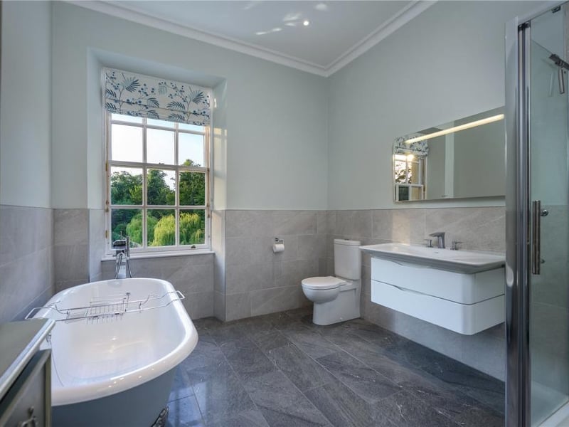 Principal bedroom en-suite bathroom.