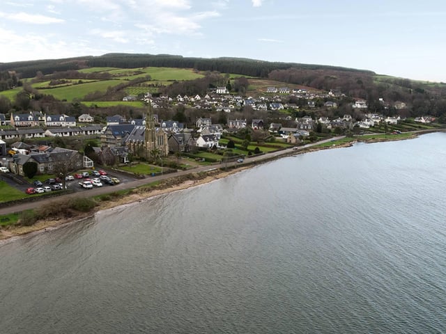 Wider view of Lamlash.
