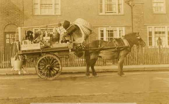 A travelling salesman's horse and cart, Parson Cross, c.1910 (P00343)