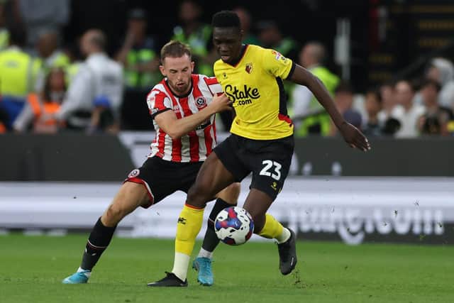 Ismaila Sarr of Watford and Rhys Norrington Davies of Sheffield United challenge for the ball: Jonathan Moscrop / Sportimage