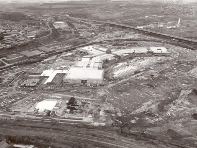 We know this isn't from the late 1990s as it shows Meadowhall under constrcution but it's great to see how far the development has come in almost 30 years