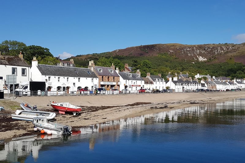 The pretty fishing port of Ullapool is one of the main stops on the famous North Coast 500 route. It lies on the shores of Loch Broom surrounded by breathtaking landscapes and stunning beaches, as well as Rhue Point Lighthouse.