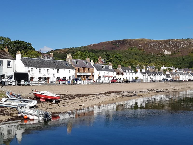 The pretty fishing port of Ullapool is one of the main stops on the famous North Coast 500 route. It lies on the shores of Loch Broom surrounded by breathtaking landscapes and stunning beaches, as well as Rhue Point Lighthouse.