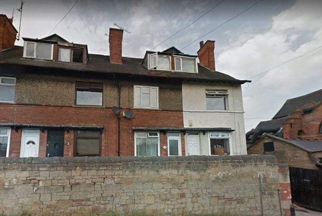 This three bedroom terrace is in walking distance to the town centre. Marketed by Leaders.
