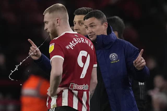 Paul Heckingbottom talks with Oli McBurnie of Sheffield United: Andrew Yates / Sportimage