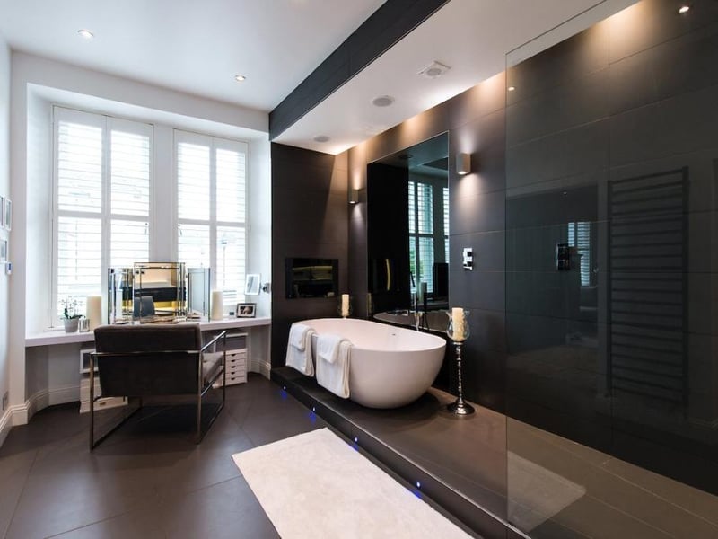 Principal en-suite bathroom.