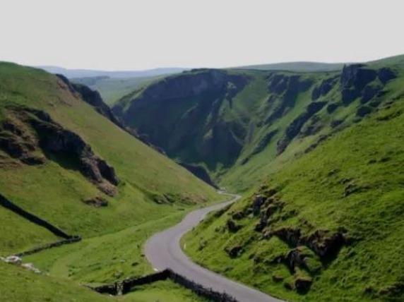 Winnats Pass in the Peak District provides a sensational view over Hope Valley. It's the perfect spot to watch the sunset