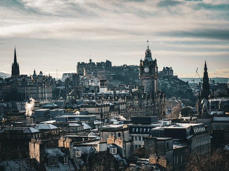 Discover the best of Edinburgh Castle on a guided walking tour. This tour is ideal for families, offering a relaxed pace with plenty of time to explore and enjoy the spectacular city views. Your knowledgeable guide will share engaging stories and key highlights, blending history with humour to make the experience fun for everyone.