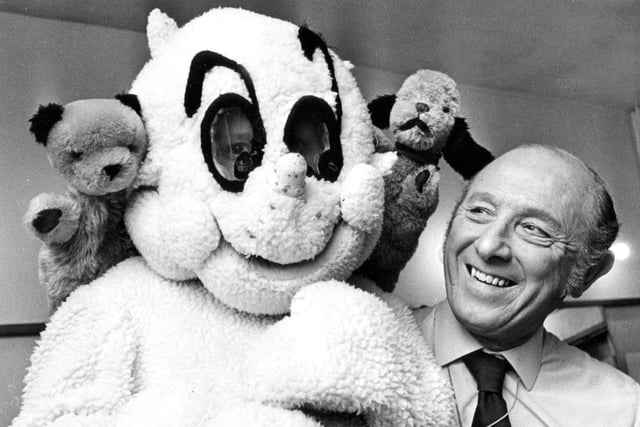 Gloops pictured in Sheffield with magician and puppeteer Harry Corbett and puppets Sooty and Sweep, March 1974