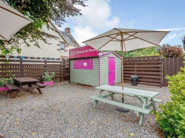 The current owners added an outside ice cream ‘shed’ with dedicated seating, which offers Capaldi’s Ice Cream, alcoholic beverages, coffee, confectionery and crisps, all overlooking the village green.