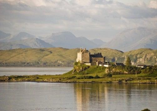 The ancestral home of the MacLean clan, Duart Castle starred in 1999's Entrapment with Sean Connery and Catherine Zeta-Jones. It has also appeared in When Eight Bells Toll (1971), and I Know Where I'm Going (1945).