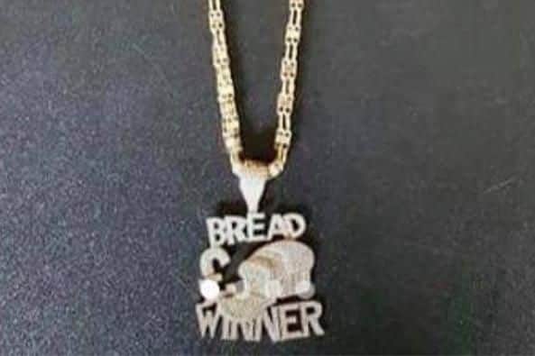 This distinctive chain was stolen in the robbery.
