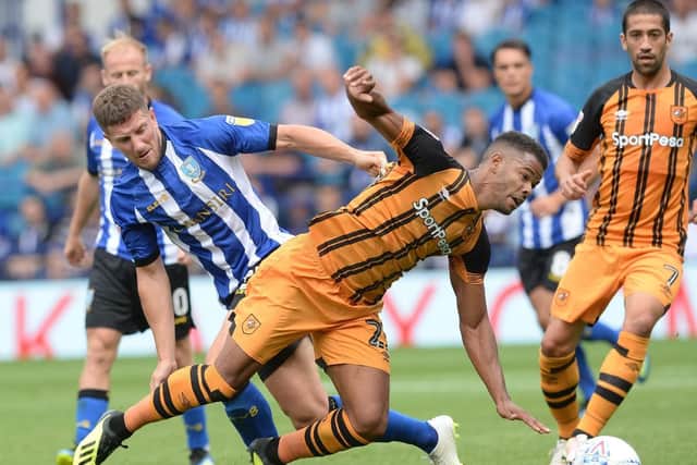 Sam Hutchinson tangles with Hull's Fraizer Campbell