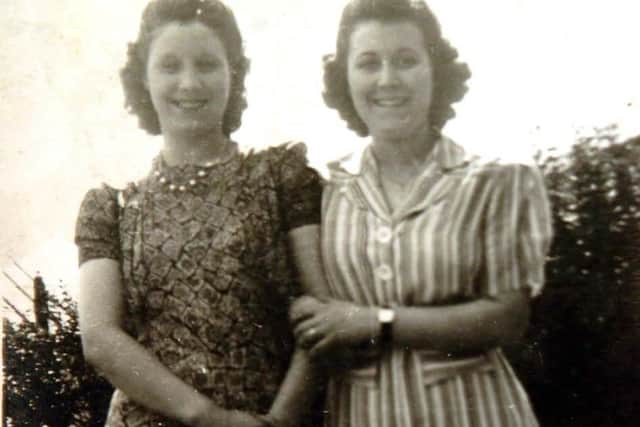 WISErc


KATHLEEN ROBERTS   Wartime picture of Kathleen Roberts(right) with her sister, Brenda.    26 October  2009