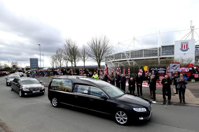 Members of the public applaud as the Gordon Banks funeral cortege passes by the bet365 Stadium, Stoke. Picture: Aaron Chown/PA Wire.
