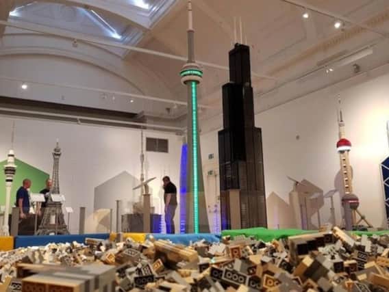 LEGO experts have created a stunning trailof 21world famous replica landmarks