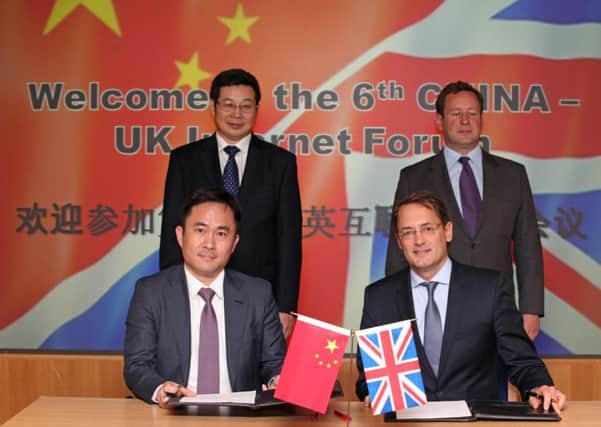 Rear from left: Vice minister Zhuang Rongwen, digital minister Ed Vaizey. Front: Zhang Chunhui, General Manager of Carsmart and Aldo Monteforte, The Floow co-founder