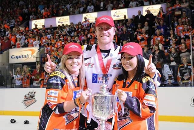 Amy Usher, left, with her sister Beth and Steelers star Tim Spencer with the play-off champions trophy