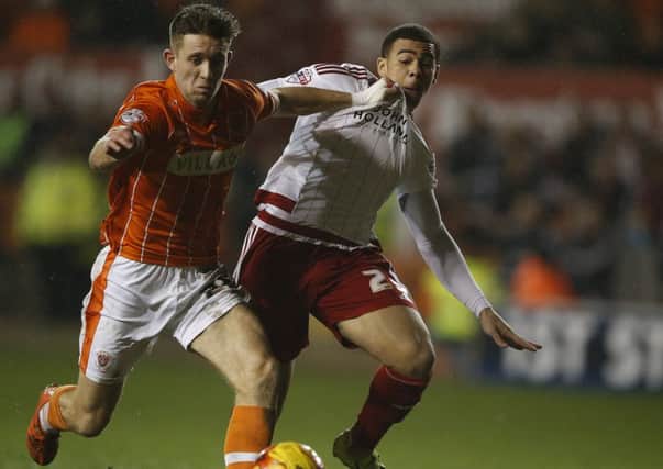 Che Adams of Sheffield Utd tussles with Will Aimson of Blackpool