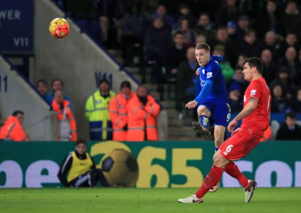 Leicester City's Jamie Vardy (left) scores his sides first goal of the game during the Barclays Premier League match at the King Power Stadium