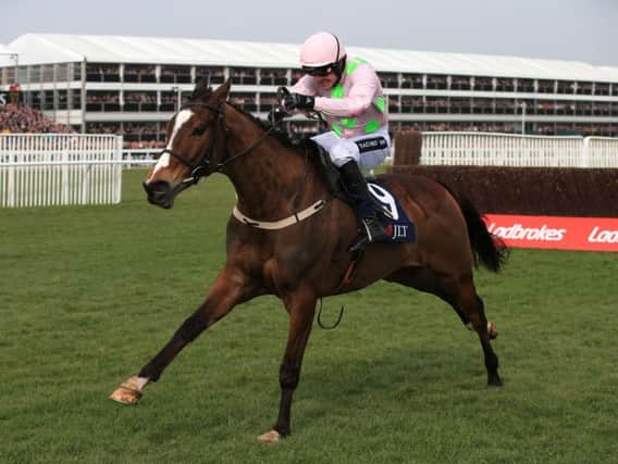 Vautour will run in Thursday's Ryanair Chase at the Cheltenham Festival rather than waiting for Friday's Timico Gold Cup
