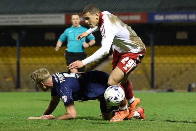 Southend's Adam Thompson brings down Sheffield United's Che Adams but referee Stuart Attwell gives a freekick instead of a penalty during the League One match at Roots Hall Stadium.  Photo credit should read: David Klein/Sportimage 
--------------------
Sport Image
15/16 CONT Southend v Sheff Utd

30 March 2016
Â©2016 Sport Image all rights reserved