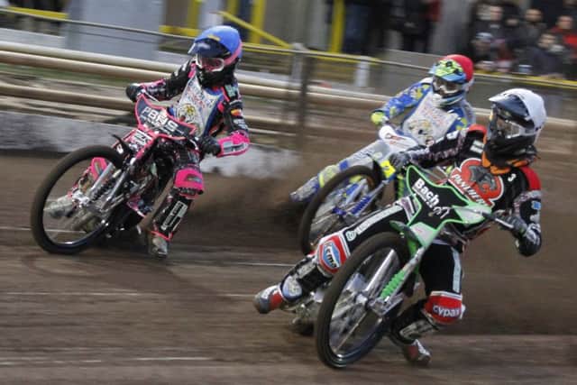 Josh Bates leads Michael  Palm  Toft and Kyle Howarth Heat 3