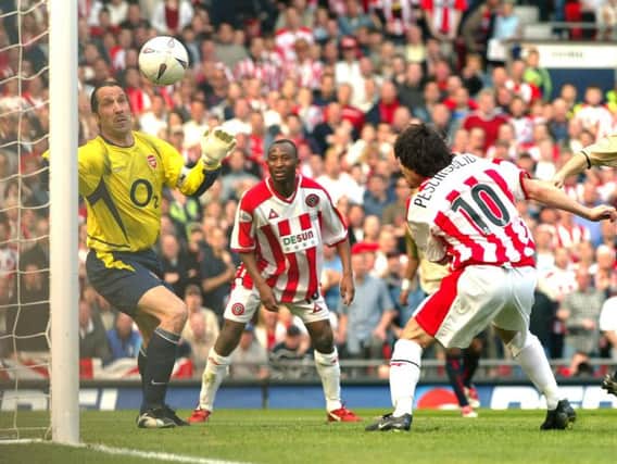 David Seaman stretches to deny Paul Peschisolido at Old Trafford in 2003