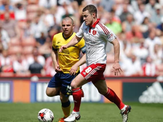 Paul Coutts gets away from Scunthorpe skipper Stephen Dawson at Bramall Lane