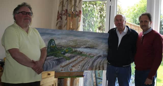 Lo to r:- Sheffield author, Paul Allonby, Keith
Peters, eyewitness, and Sheffield artist Paul Rowland at
the unveiling of the painting.