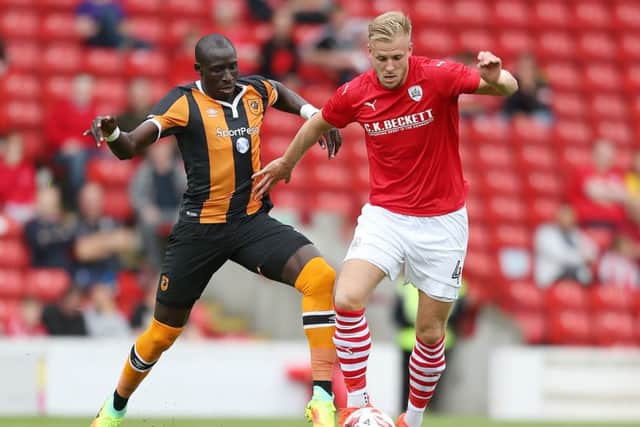 Barnsley's Marc Roberts (right) and Hull City's Mohamed Diame battle for the ball