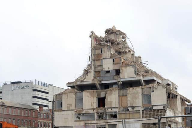 The Grosvenor House Hotel is demolished.