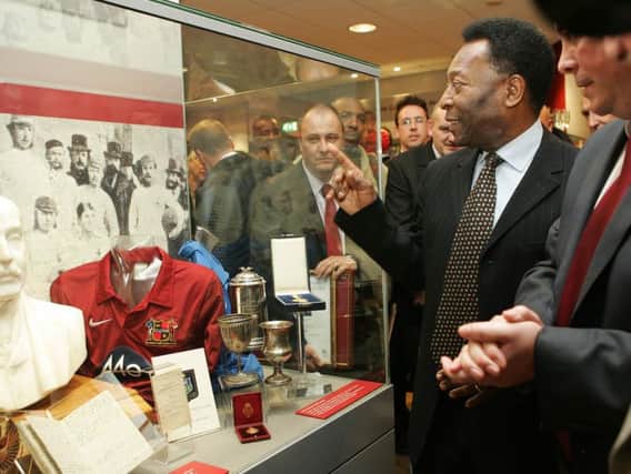 Pele unveils a collection of Sheffeld FC memorabilia in 2007.