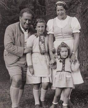 Dorothy Fleming, with her mother Hanna, father Erich and sister, Lisi.