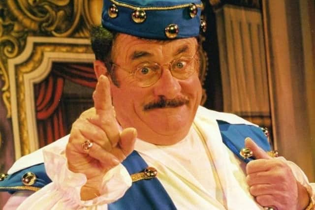 Bobby Knutt.
