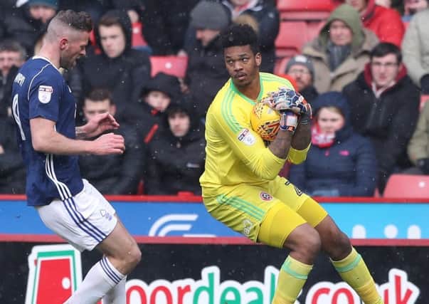 Jamal Blackman of Sheffield Utd collets the ball under pressure from Daryl Murphy of Nottingham Forest. Simon Bellis/Sportimage