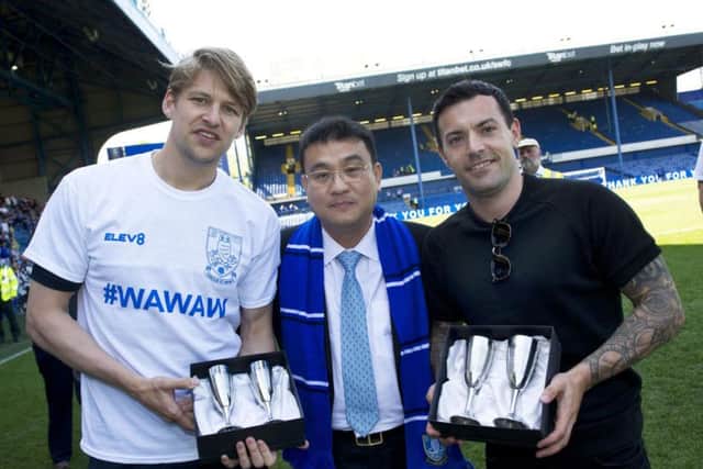Glenn Loovens and Ross Wallace receive a memento from Owls chairman Dejphon Chansiri