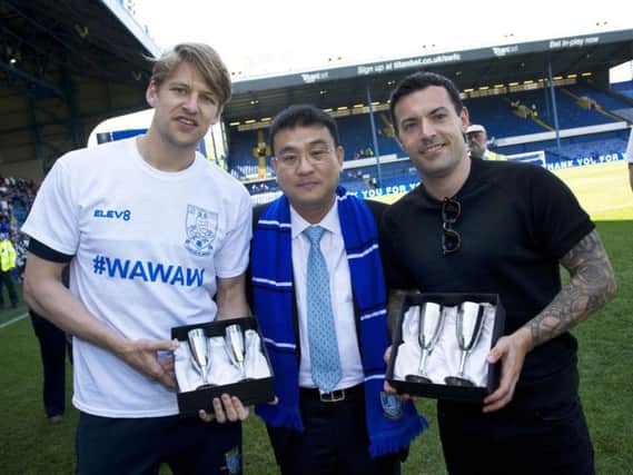 Owls chairman Dejphon Chansiri with the departing Glenn Loovens and Ross Wallace